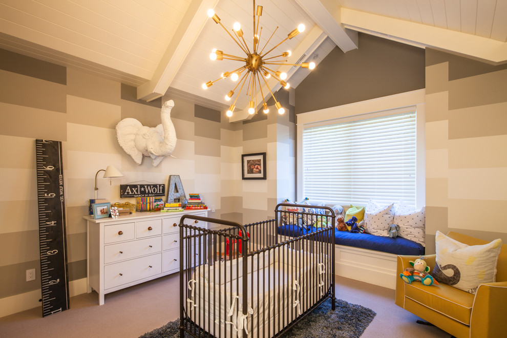 Aménagement d'une chambre de bébé neutre classique de taille moyenne avec un mur gris et moquette.
