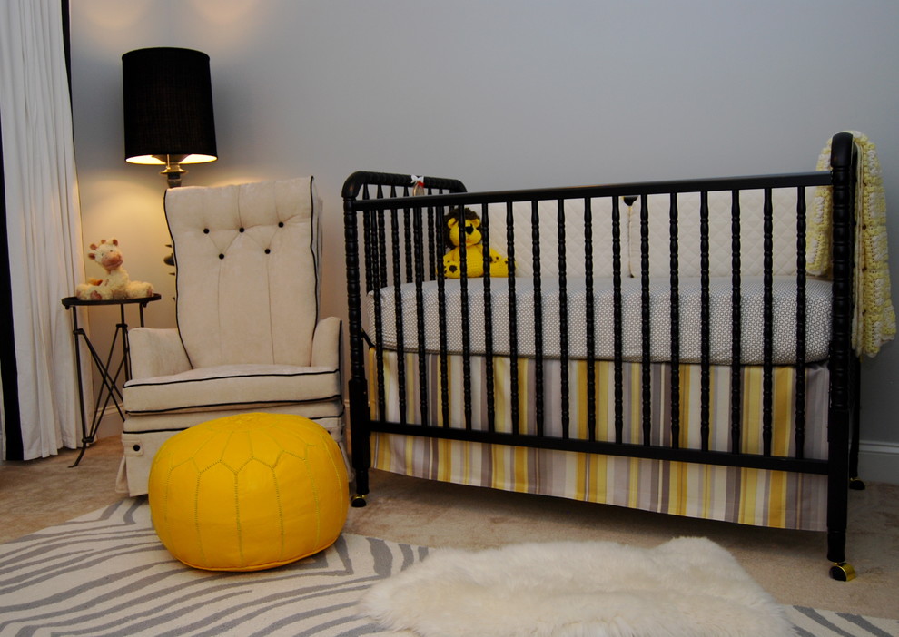 Aménagement d'une chambre de bébé neutre contemporaine avec un mur gris et moquette.