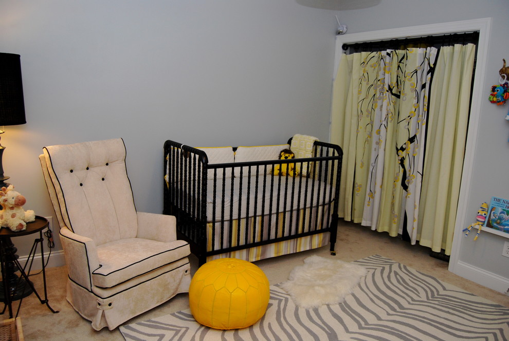 Modelo de habitación de bebé neutra tradicional con paredes grises y moqueta