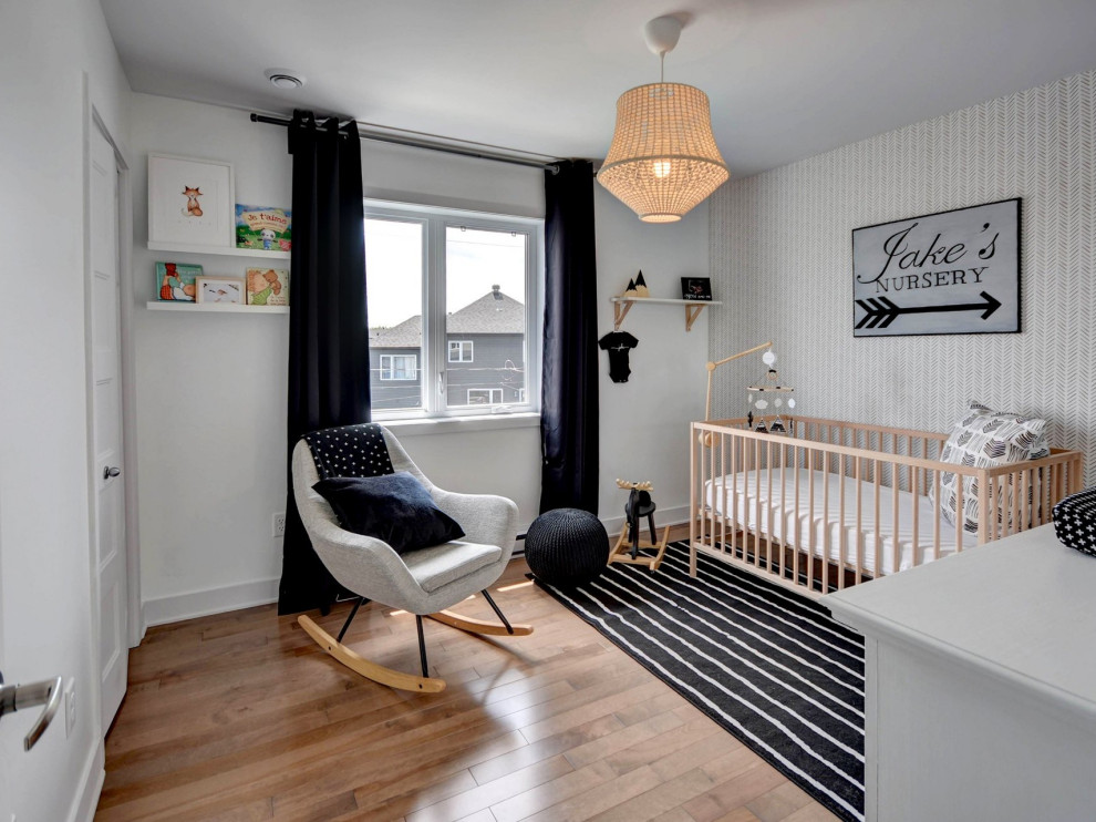 Foto de habitación de bebé niño tradicional renovada grande con paredes beige, suelo de madera en tonos medios y suelo marrón