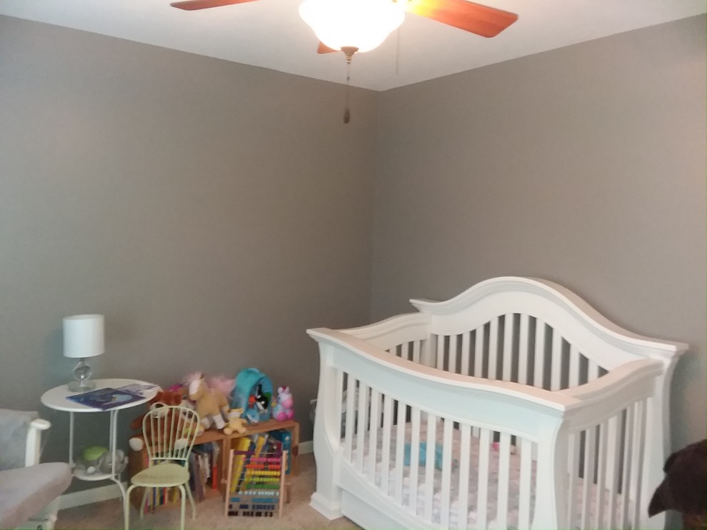 Mittelgroßes, Neutrales Shabby-Style Babyzimmer mit grauer Wandfarbe, Teppichboden und beigem Boden in Indianapolis