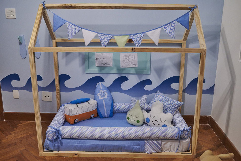 Свежая идея для дизайна: комната для малыша среднего размера в морском стиле с синими стенами, темным паркетным полом и коричневым полом для мальчика - отличное фото интерьера