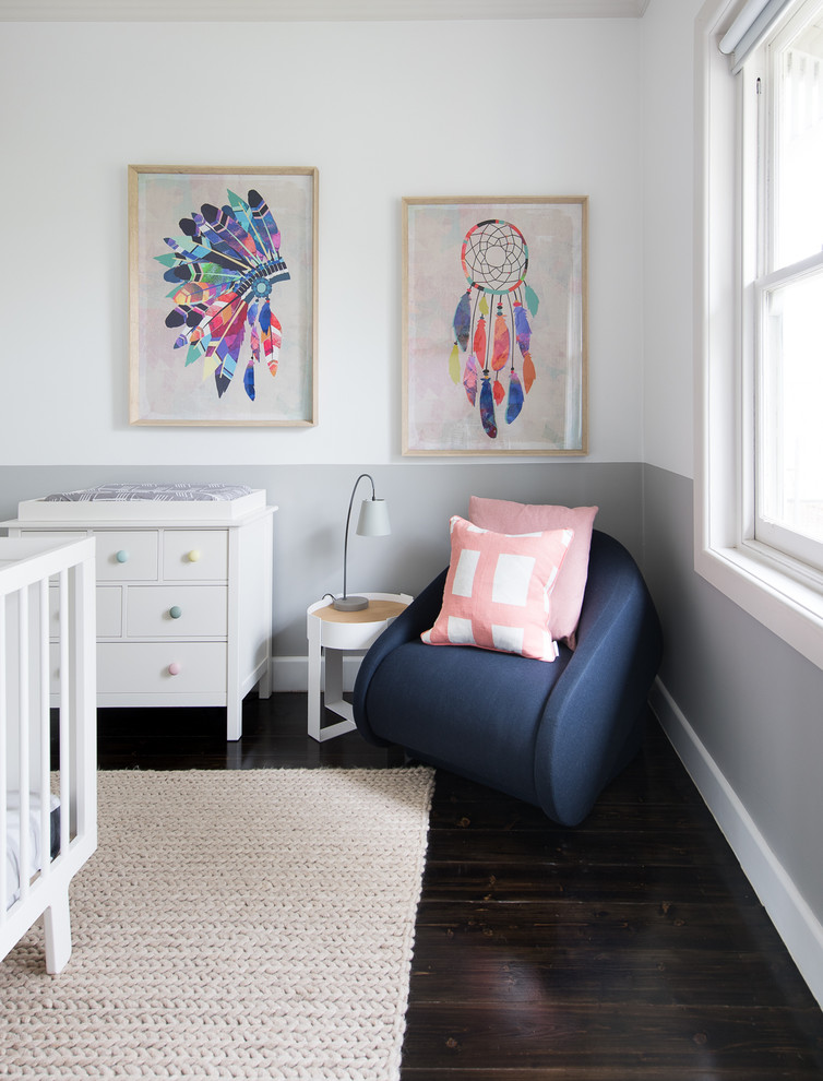 Idées déco pour une chambre de bébé fille scandinave de taille moyenne avec un mur multicolore, parquet foncé et un sol marron.