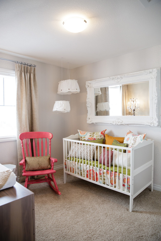 Réalisation d'une chambre de bébé fille style shabby chic avec un mur gris, moquette et un sol beige.