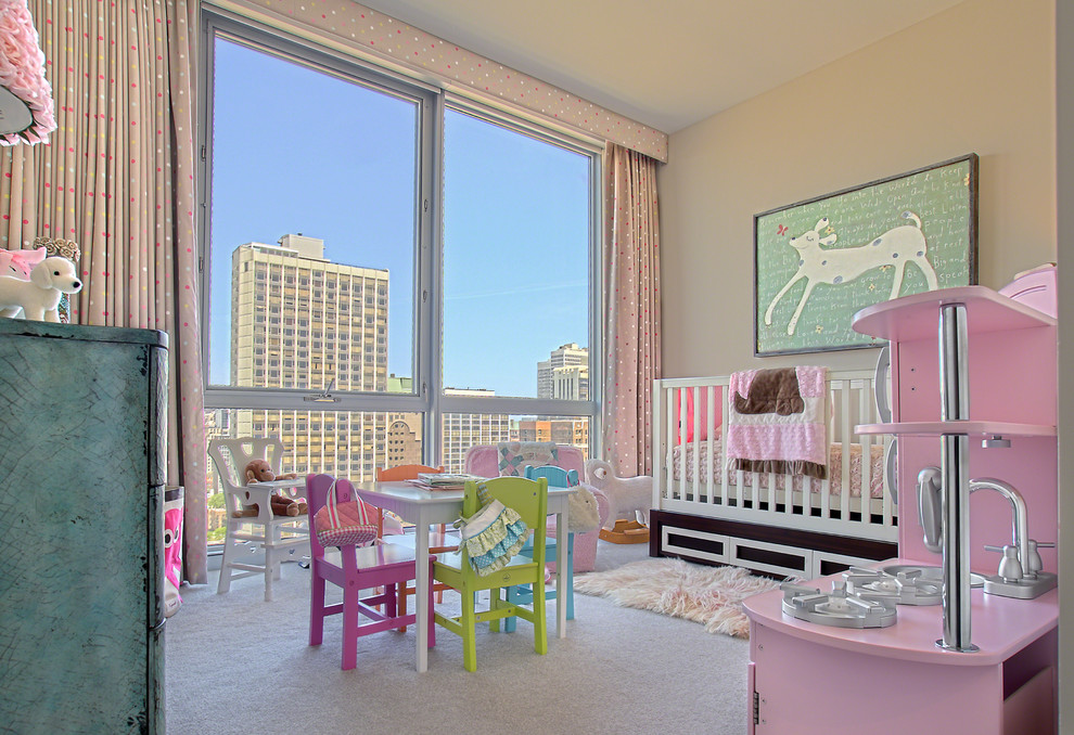 Neutrales, Mittelgroßes Eklektisches Babyzimmer mit beiger Wandfarbe, Teppichboden und beigem Boden in Chicago