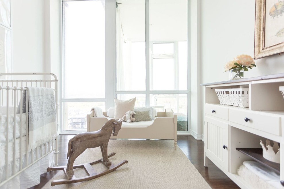 Großes Klassisches Babyzimmer mit weißer Wandfarbe, dunklem Holzboden und braunem Boden in Toronto
