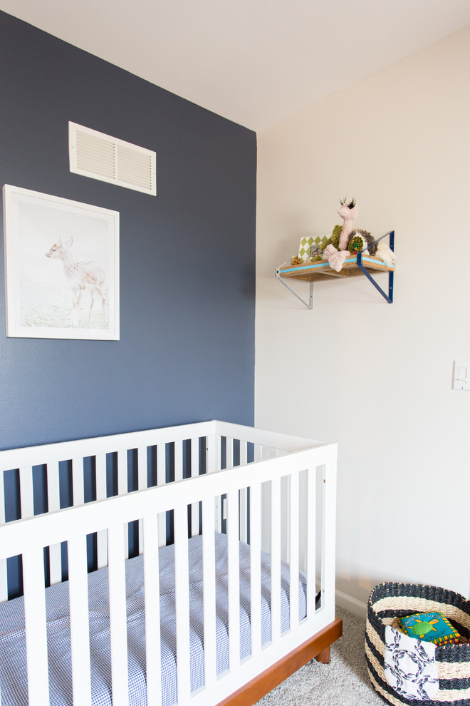 Imagen de habitación de bebé marinera grande con paredes multicolor