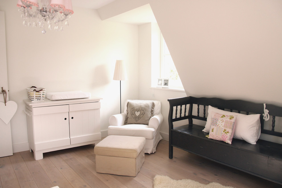 Пример оригинального дизайна: нейтральная комната для малыша в современном стиле с белыми стенами и светлым паркетным полом