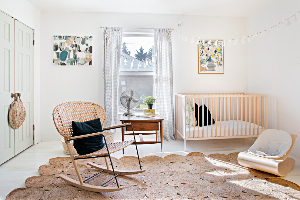 Aménagement d'une chambre de bébé neutre romantique avec un mur blanc.