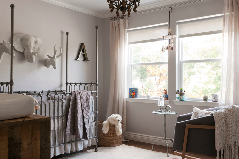 На фото: нейтральная комната для малыша в стиле неоклассика (современная классика) с серыми стенами и паркетным полом среднего тона