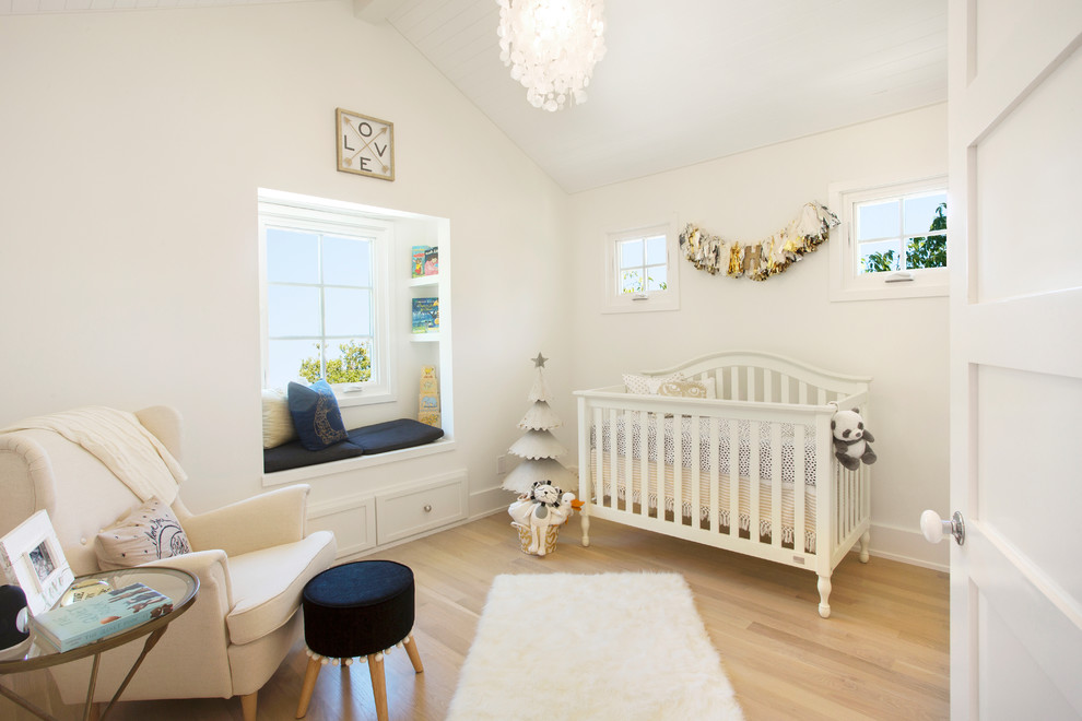 Cette image montre une chambre de bébé neutre traditionnelle avec un mur blanc, parquet clair et un sol beige.