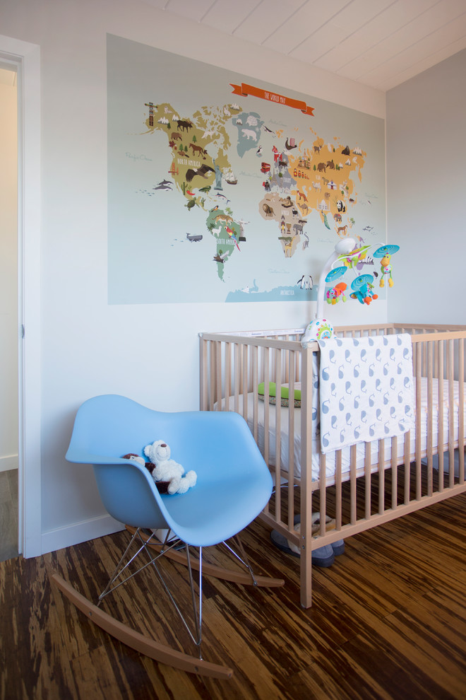 Réalisation d'une chambre de bébé neutre vintage avec un mur gris et parquet foncé.