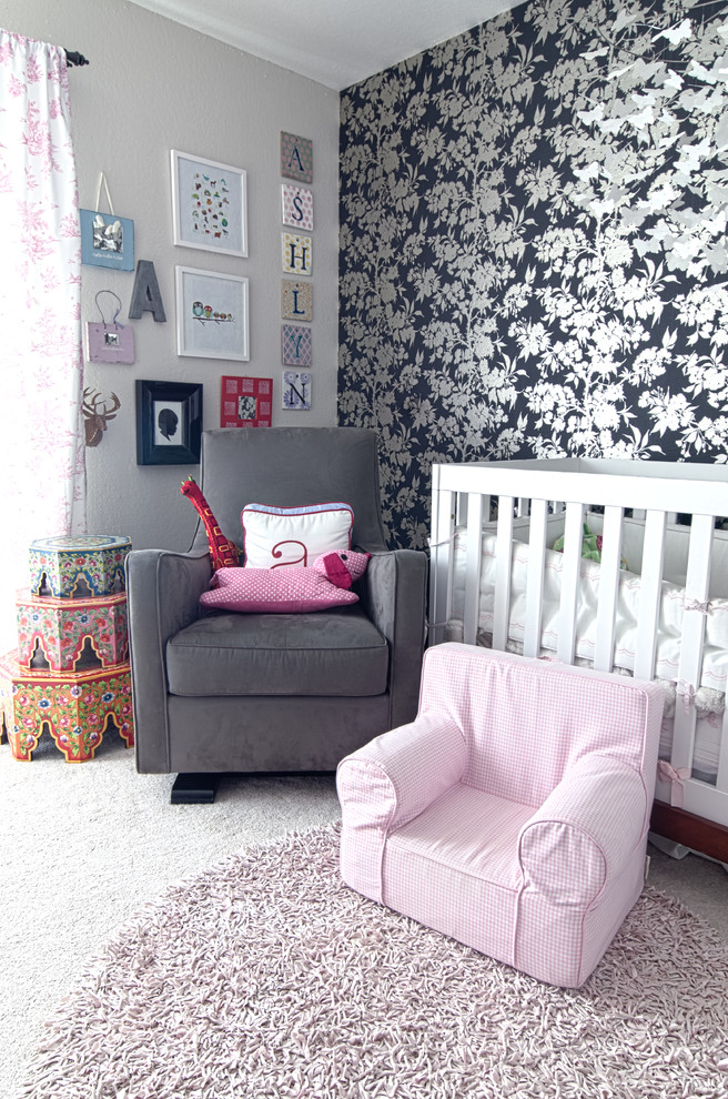 На фото: комната для малыша в стиле неоклассика (современная классика) с серыми стенами и ковровым покрытием для девочки