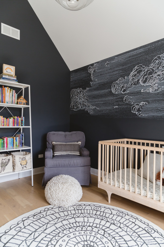 Cette image montre une chambre de bébé neutre nordique avec un mur noir, parquet clair et un plafond voûté.