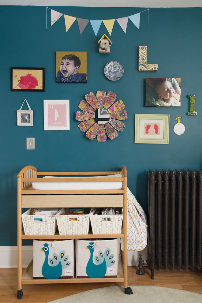 Idées déco pour une chambre de bébé classique avec un sol en bois brun.