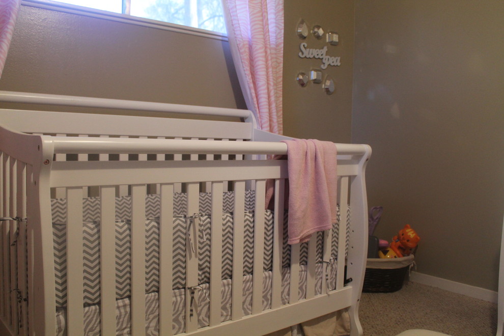 Стильный дизайн: комната для малыша среднего размера в стиле неоклассика (современная классика) с коричневыми стенами, ковровым покрытием и бежевым полом для девочки - последний тренд