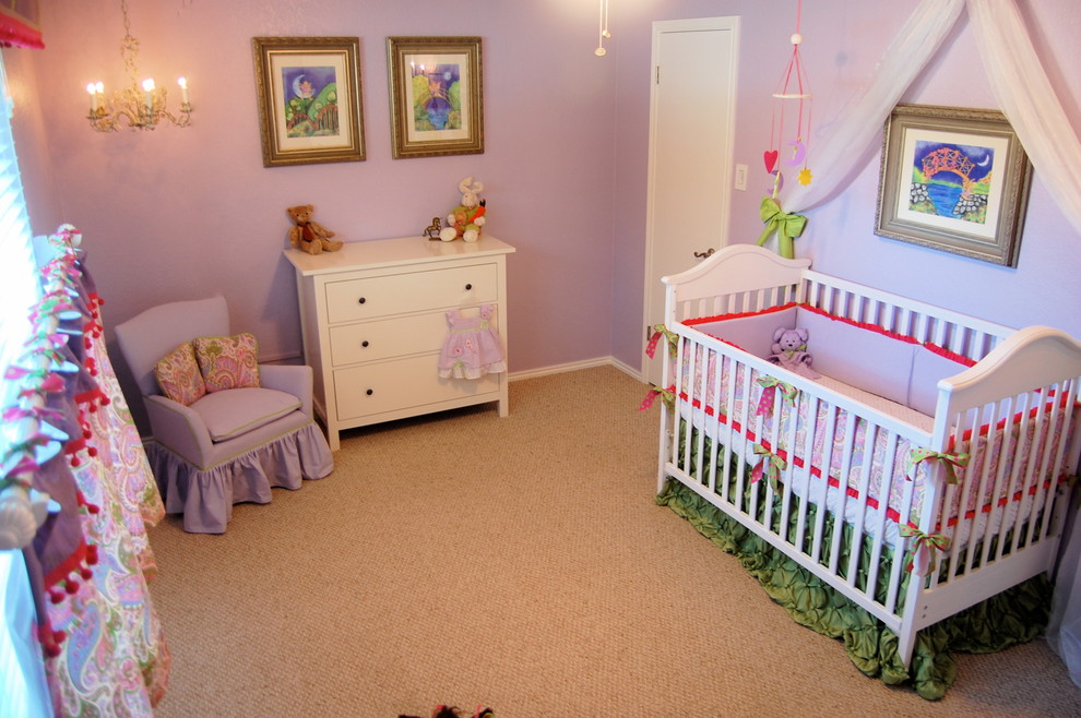 Exemple d'une chambre de bébé fille chic de taille moyenne avec un mur violet et moquette.