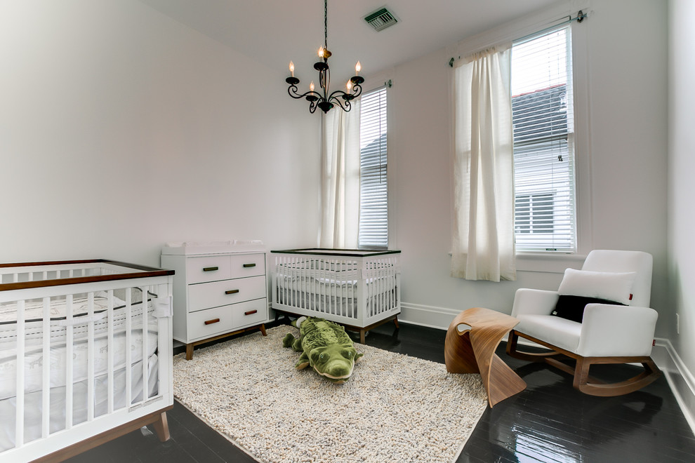 На фото: большая комната для малыша в стиле неоклассика (современная классика)