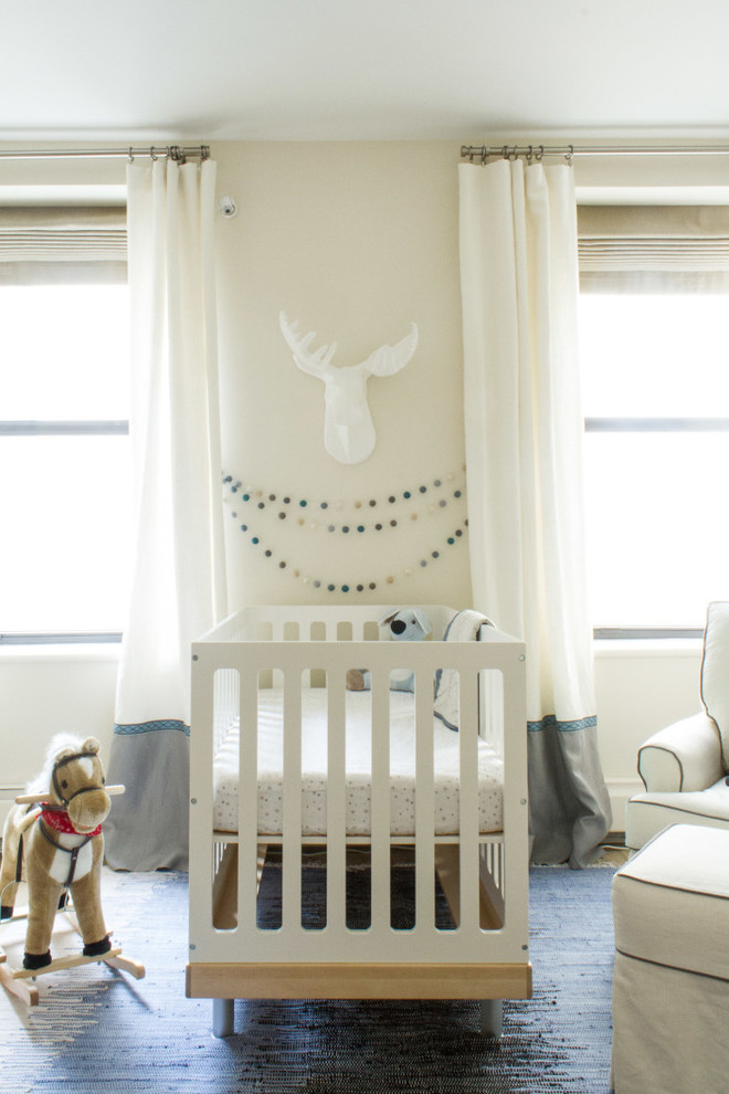 Réalisation d'une chambre de bébé garçon design de taille moyenne avec un mur beige et un sol en bois brun.