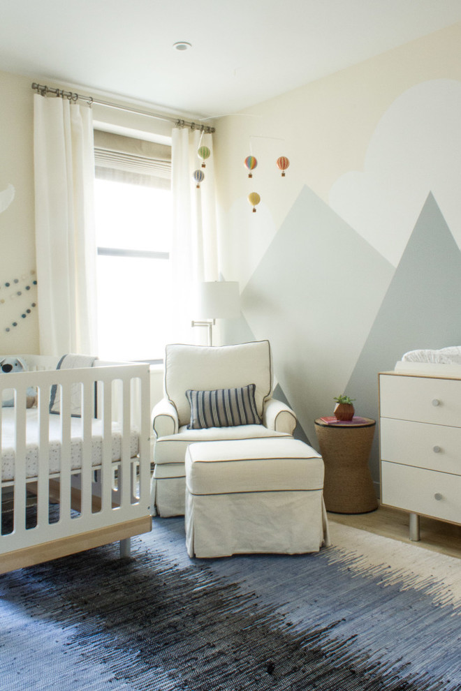Aménagement d'une chambre de bébé garçon contemporaine de taille moyenne avec un mur beige et un sol en bois brun.