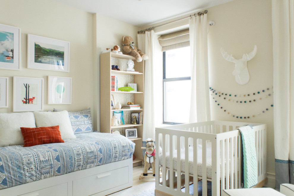 Idées déco pour une chambre de bébé garçon contemporaine de taille moyenne avec un mur beige et un sol en bois brun.