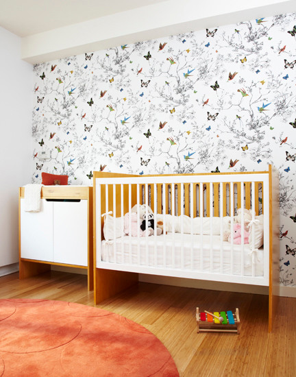 Aménagement d'une chambre de bébé neutre moderne de taille moyenne avec un mur blanc et parquet clair.