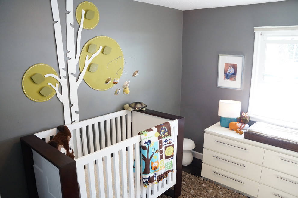 Идея дизайна: маленькая нейтральная комната для малыша в стиле модернизм с серыми стенами для на участке и в саду