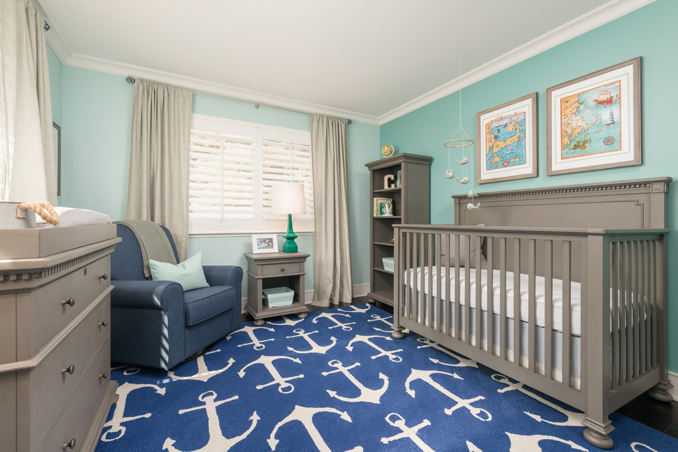 Imagen de habitación de bebé niño clásica de tamaño medio con paredes verdes y suelo de madera oscura