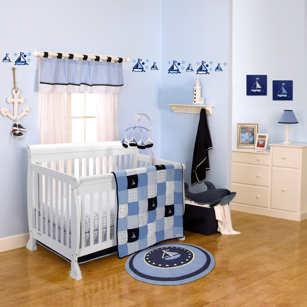 Cette photo montre une chambre de bébé garçon bord de mer avec un mur bleu et un sol en bois brun.