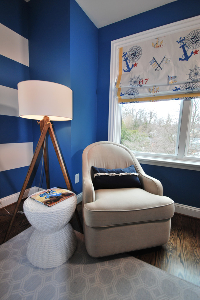Ispirazione per una cameretta per neonato costiera di medie dimensioni con pareti blu, pavimento in legno massello medio e pavimento marrone