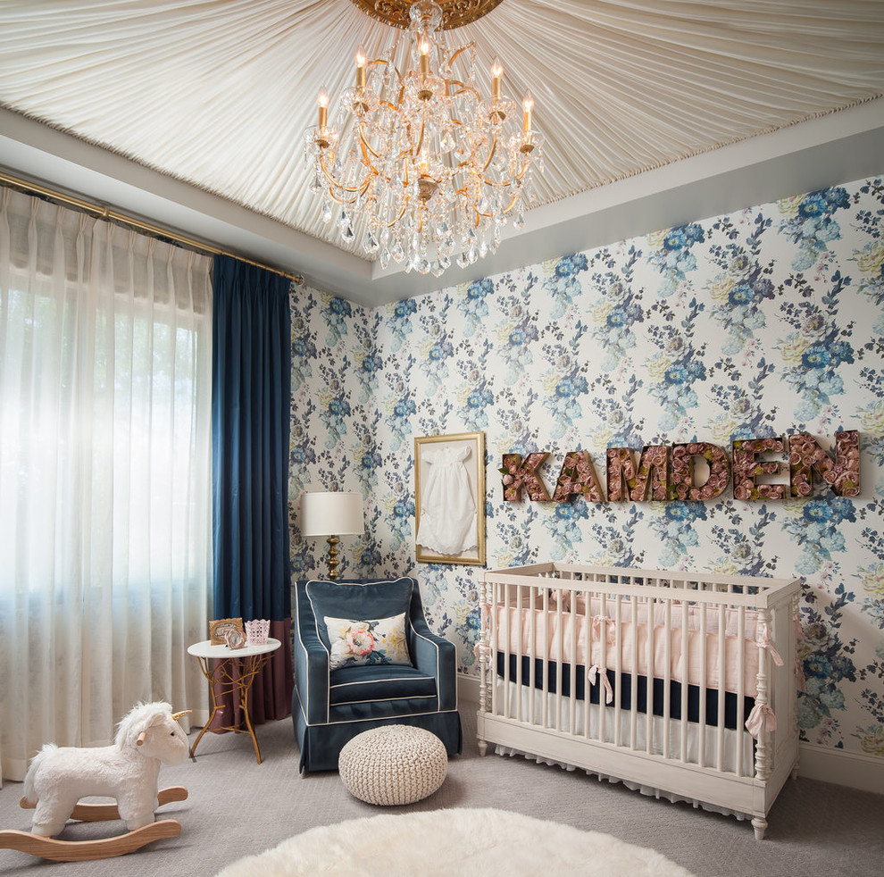 Idée de décoration pour une chambre de bébé fille tradition de taille moyenne avec un mur blanc, moquette et un sol gris.