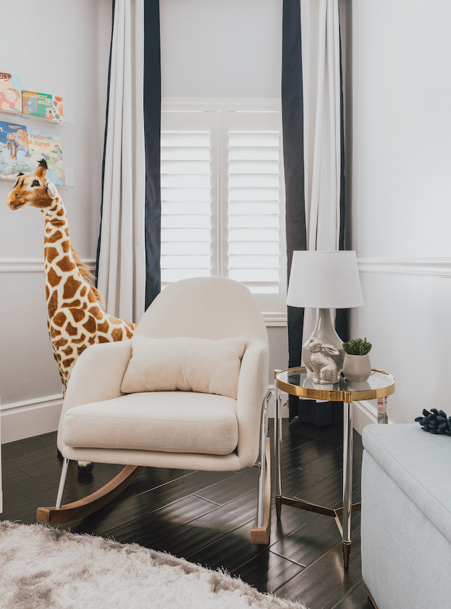 Источник вдохновения для домашнего уюта: комната для малыша среднего размера в стиле модернизм с белыми стенами, темным паркетным полом и белым полом для мальчика