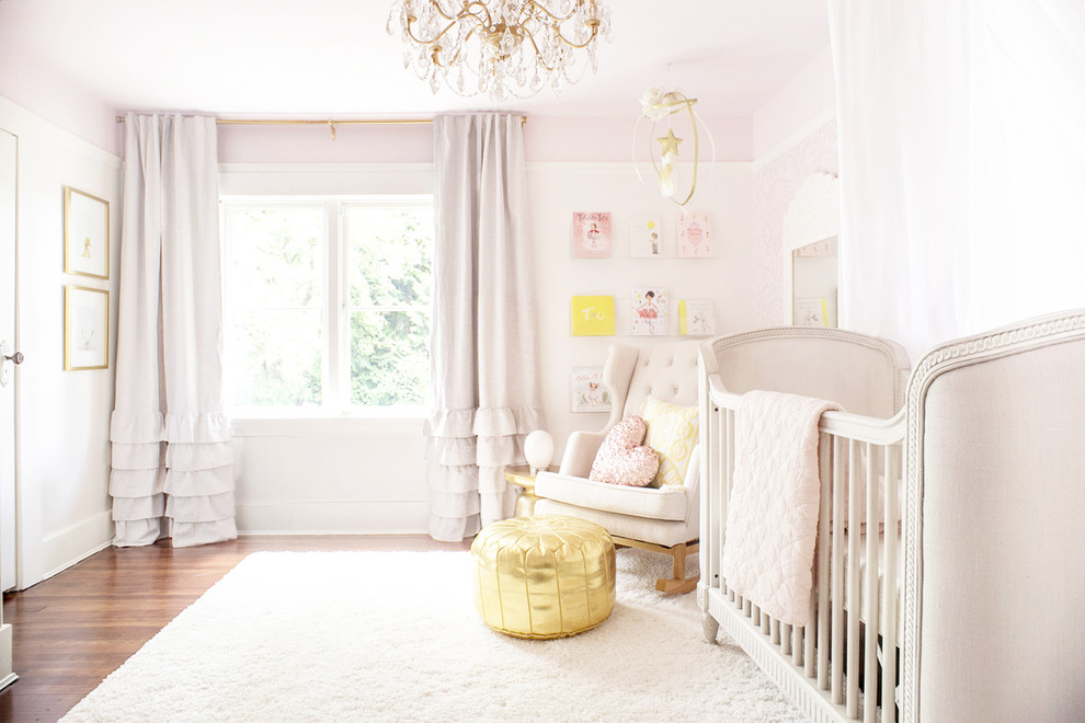 Modernes Babyzimmer mit rosa Wandfarbe in Vancouver