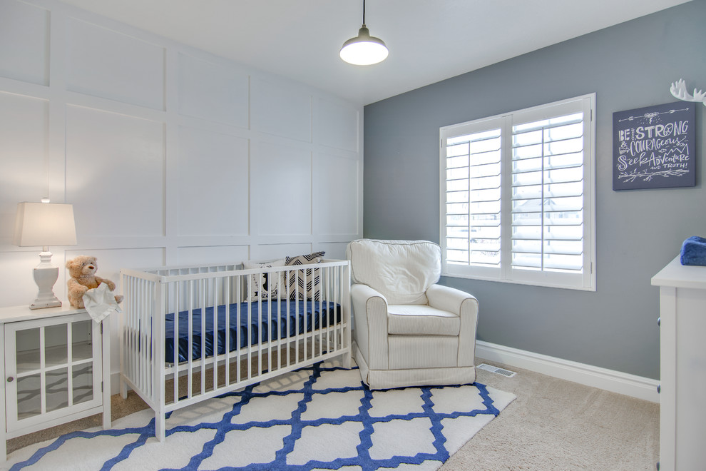 Cette image montre une chambre de bébé garçon traditionnelle avec un mur gris et moquette.
