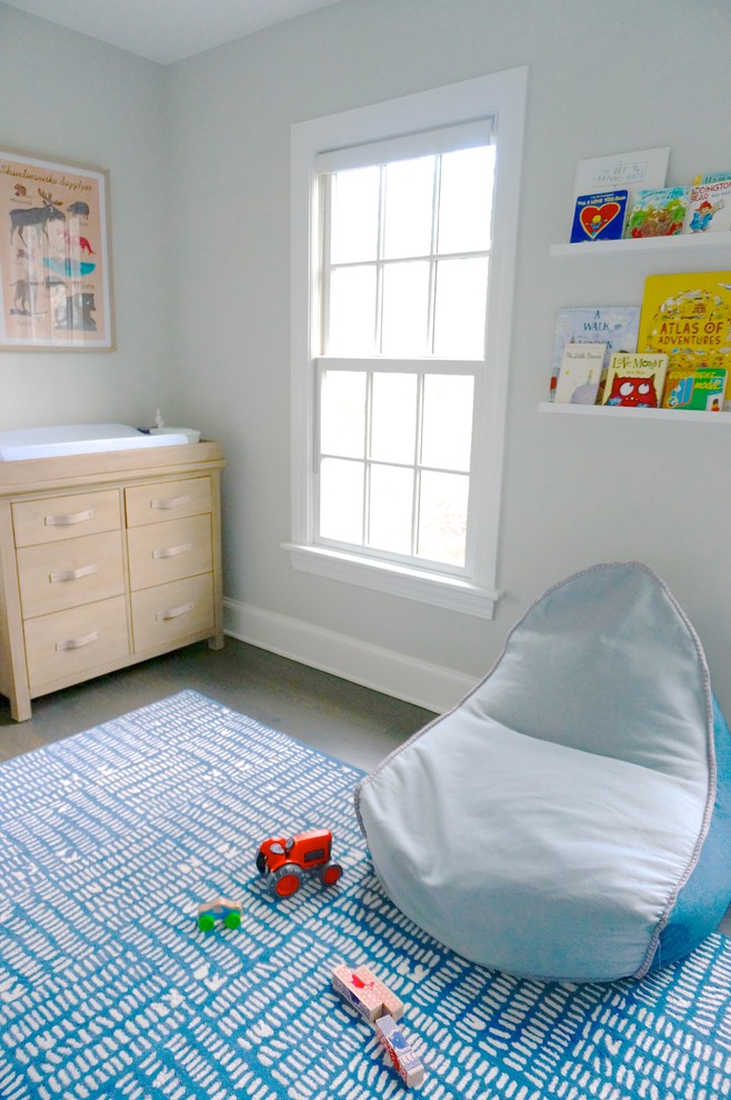 他の地域にある高級な中くらいなトラディショナルスタイルのおしゃれな赤ちゃん部屋 (グレーの壁、濃色無垢フローリング、男の子用、茶色い床) の写真