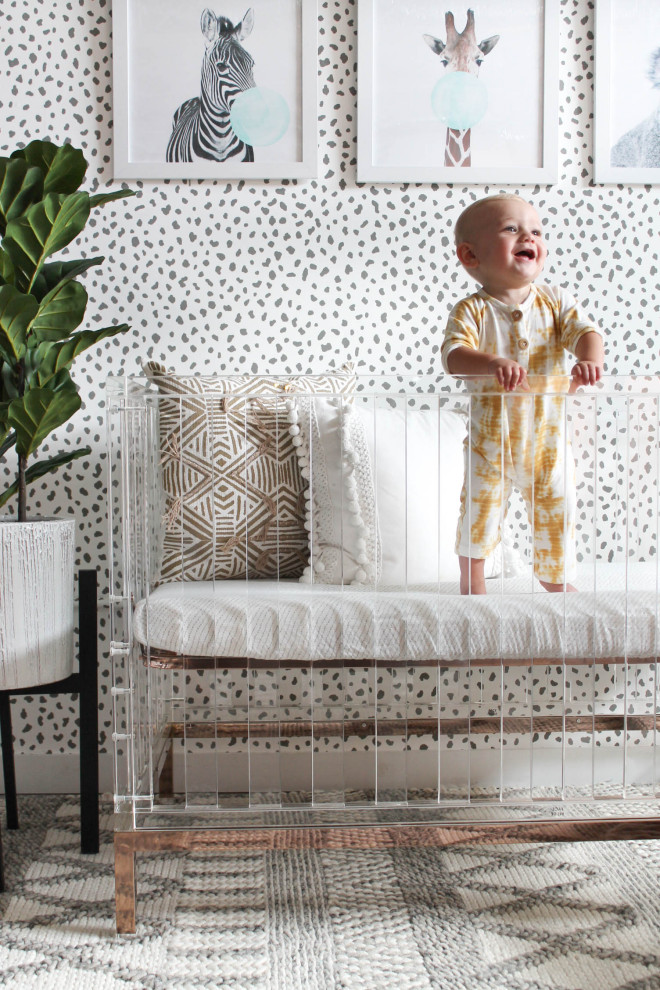 Стильный дизайн: нейтральная комната для малыша в стиле шебби-шик с серыми стенами, полом из керамогранита и коричневым полом - последний тренд