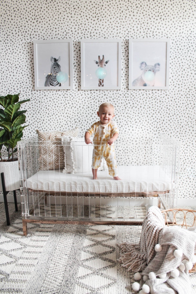 На фото: нейтральная комната для малыша в стиле шебби-шик с серыми стенами, полом из керамогранита и коричневым полом