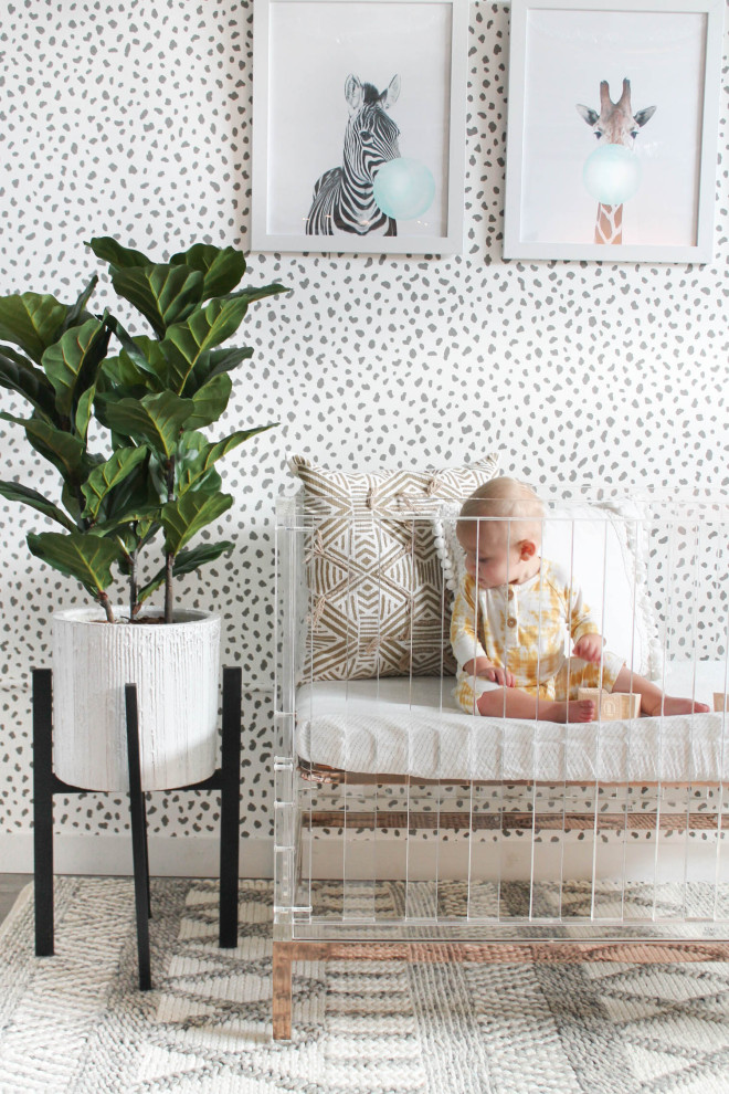 Источник вдохновения для домашнего уюта: нейтральная комната для малыша в стиле шебби-шик с серыми стенами, полом из керамогранита и коричневым полом