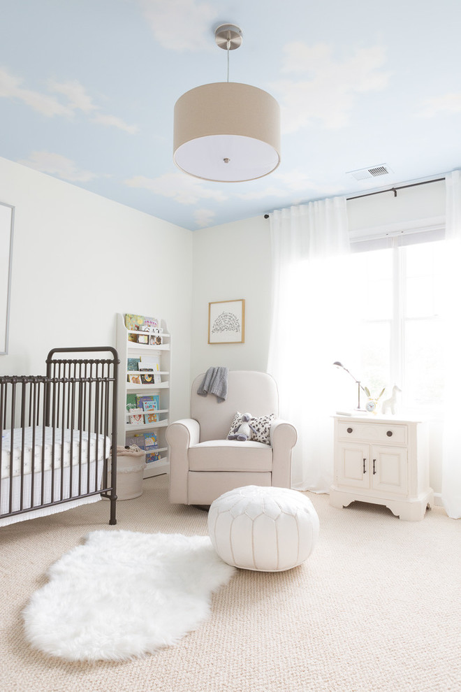 Foto di una cameretta per neonati neutra classica di medie dimensioni con pareti bianche, moquette e pavimento beige