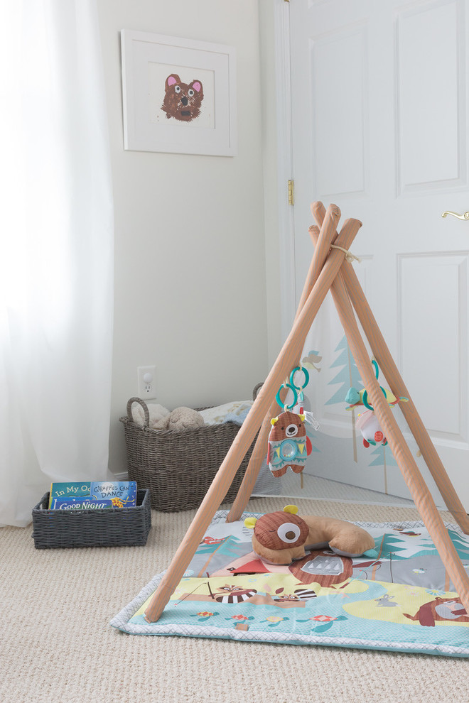 Foto de habitación de bebé neutra tradicional de tamaño medio con paredes blancas, moqueta y suelo beige