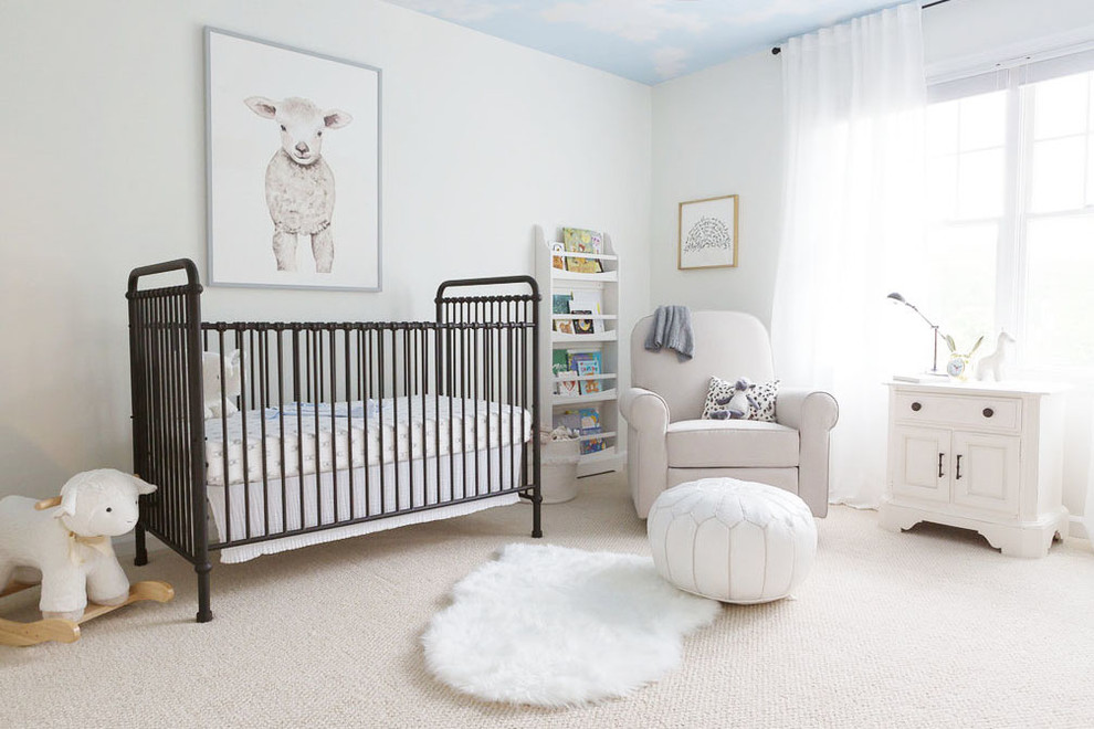 Imagen de habitación de bebé neutra clásica de tamaño medio con paredes blancas, moqueta y suelo beige