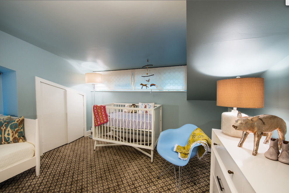 Cette photo montre une grande chambre de bébé neutre tendance avec moquette, un mur bleu et un sol beige.