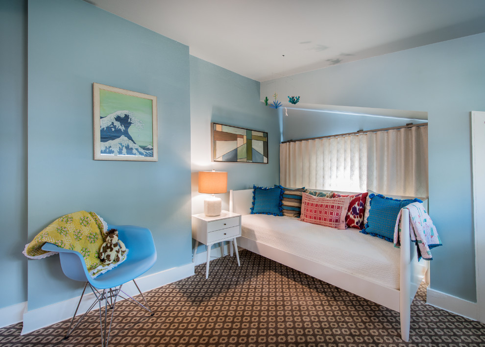 Inspiration pour une grande chambre de bébé neutre design avec un mur bleu, moquette et un sol beige.