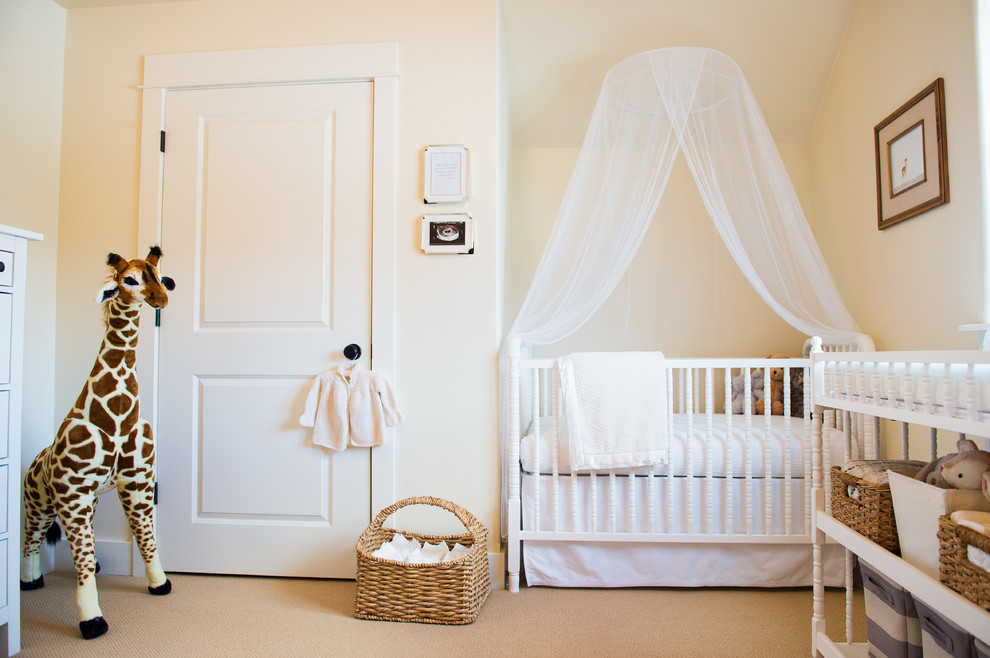 Cette image montre une grande chambre de bébé neutre design avec un mur jaune et moquette.