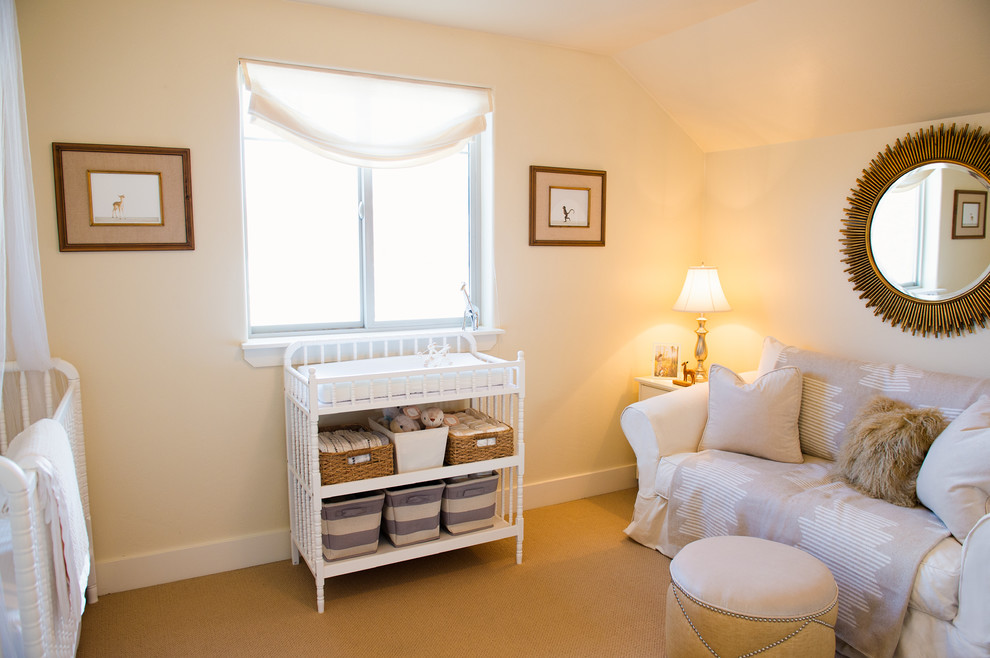 Пример оригинального дизайна: большая нейтральная комната для малыша в современном стиле с желтыми стенами и ковровым покрытием