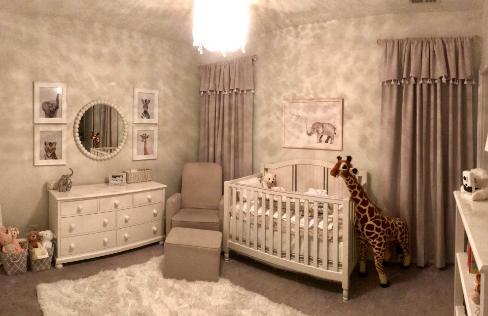 Пример оригинального дизайна: нейтральная комната для малыша среднего размера в стиле неоклассика (современная классика) с серыми стенами, ковровым покрытием и серым полом
