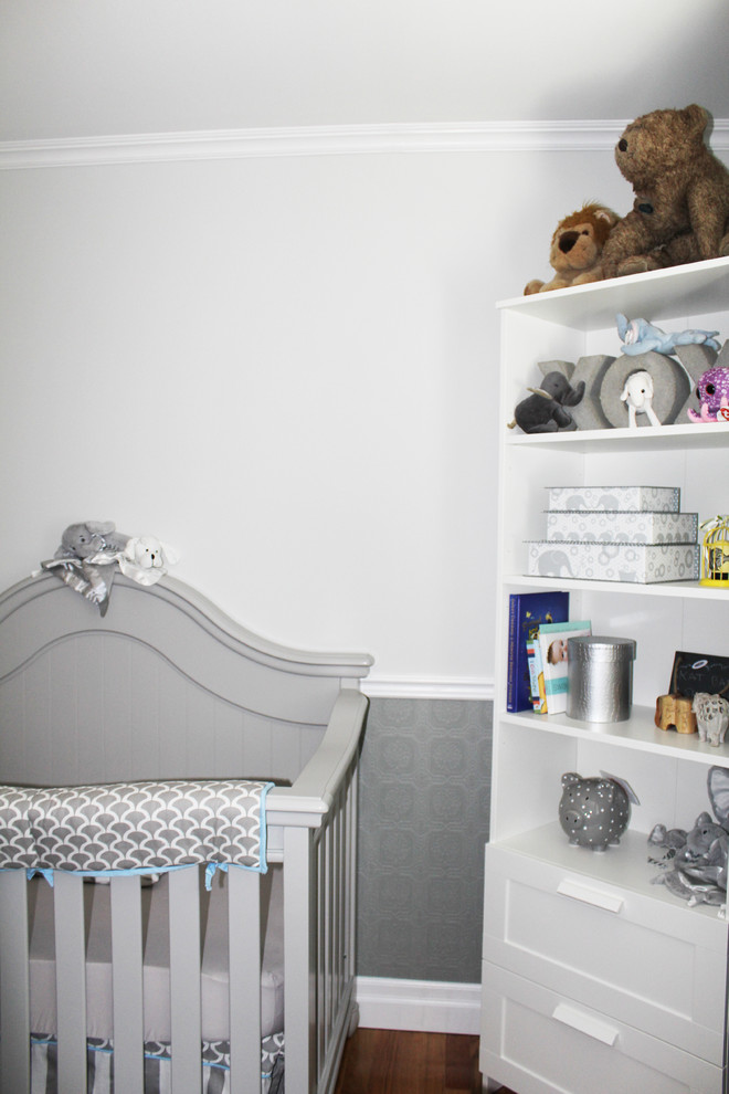 Foto de habitación de bebé clásica renovada pequeña