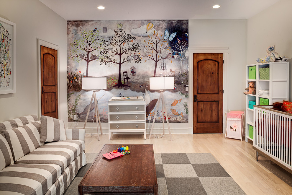 Идея дизайна: большая нейтральная комната для малыша: освещение в стиле неоклассика (современная классика) с серыми стенами и светлым паркетным полом