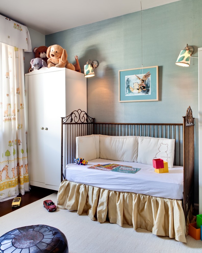 Idées déco pour une chambre de bébé neutre classique de taille moyenne avec un mur bleu et parquet peint.