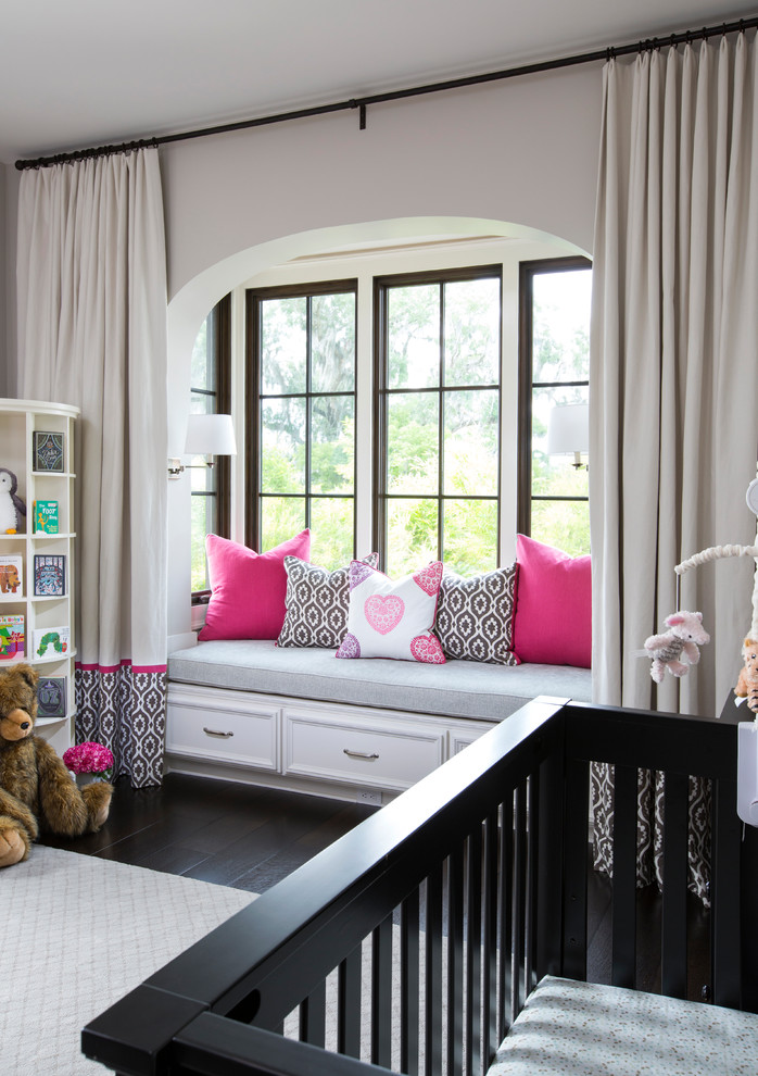 ジャクソンビルにある地中海スタイルのおしゃれな赤ちゃん部屋 (濃色無垢フローリング、女の子用) の写真